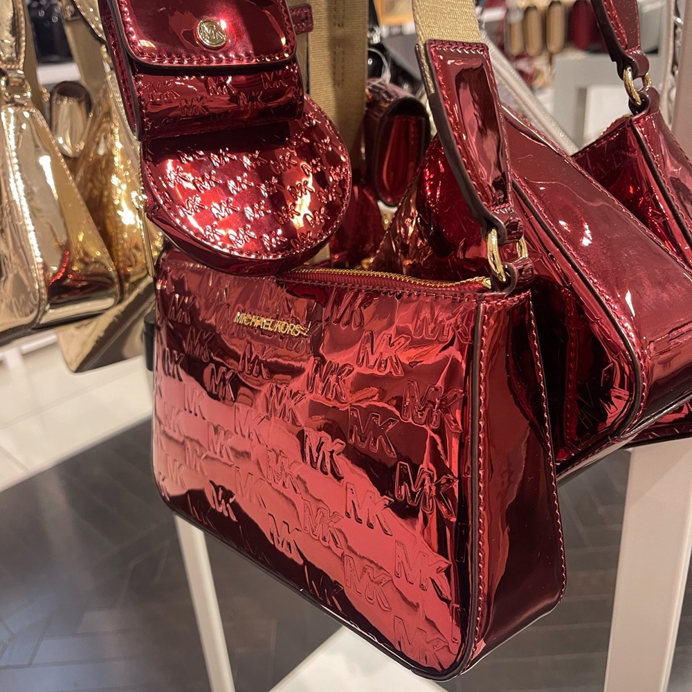 MICHAEL KORS Jet Set Sm Patent Logo Debossed Crossbody Apple Airpods
XBody Tech - Picture 8 of 8